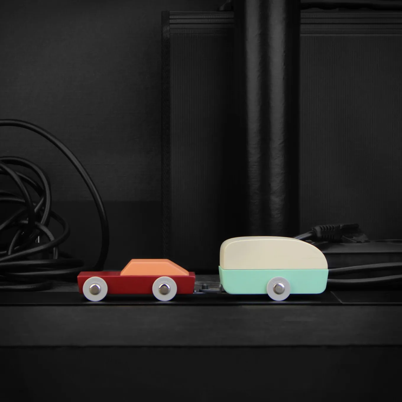 Holzauto mit Wohnwagen