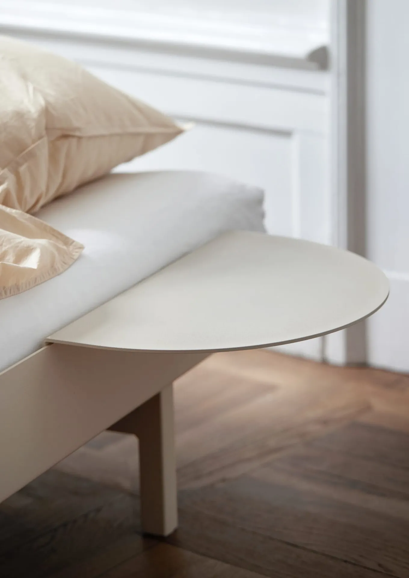 Nachttisch zu Bett 90–180